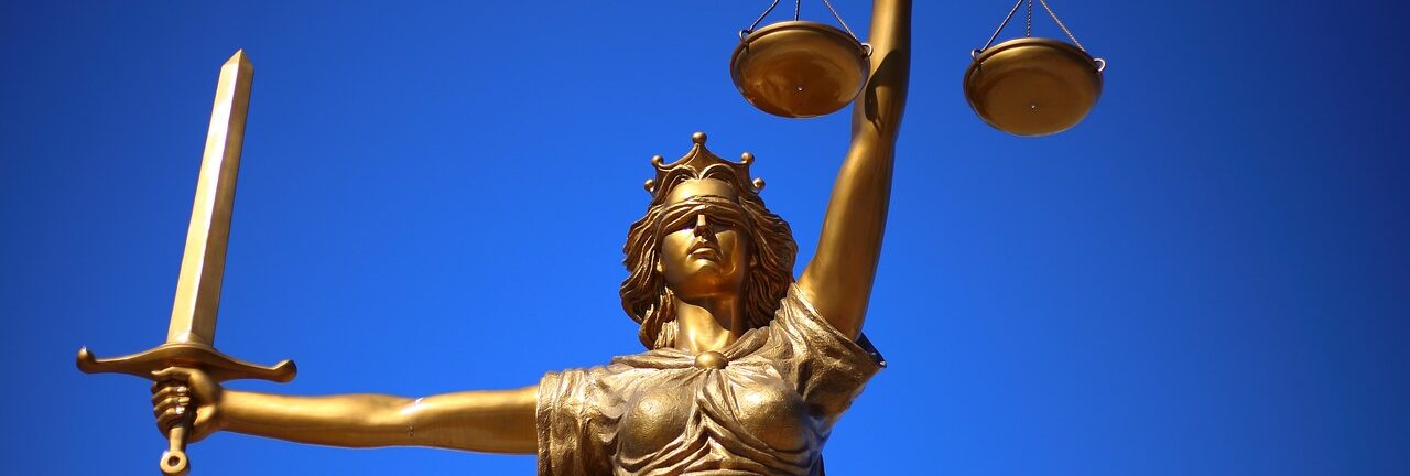 Die Figur der Justitia verkörpert die Gerechtigkeit