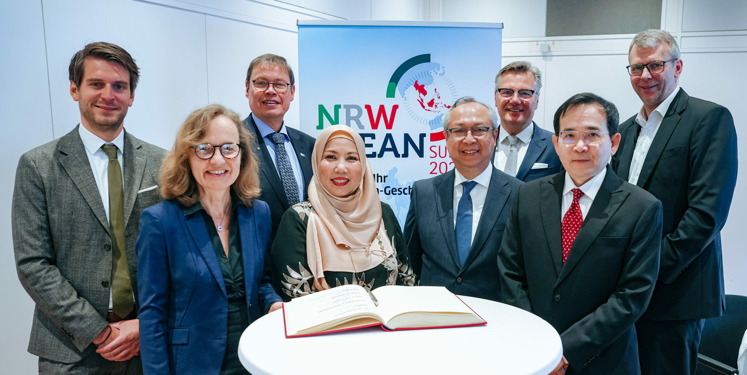 Eintragung ins Goldene Buch der IHK beim „NRW-ASEAN Summit 2024“