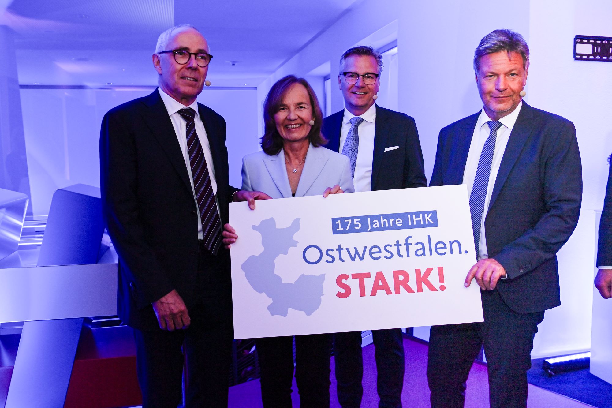 175 Jahre IHK Ostwestfalen zu Bielefeld: Mehr als 250 Gäste hören beim Festakt der Rede von Bundeswirtschaftsminister Robert Habeck zu.